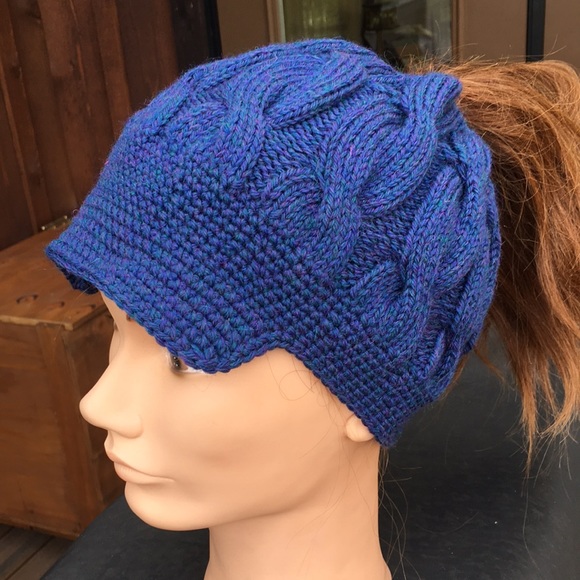 Hand Knit Messy Bun Hat/Toque - Picture 4 of 6